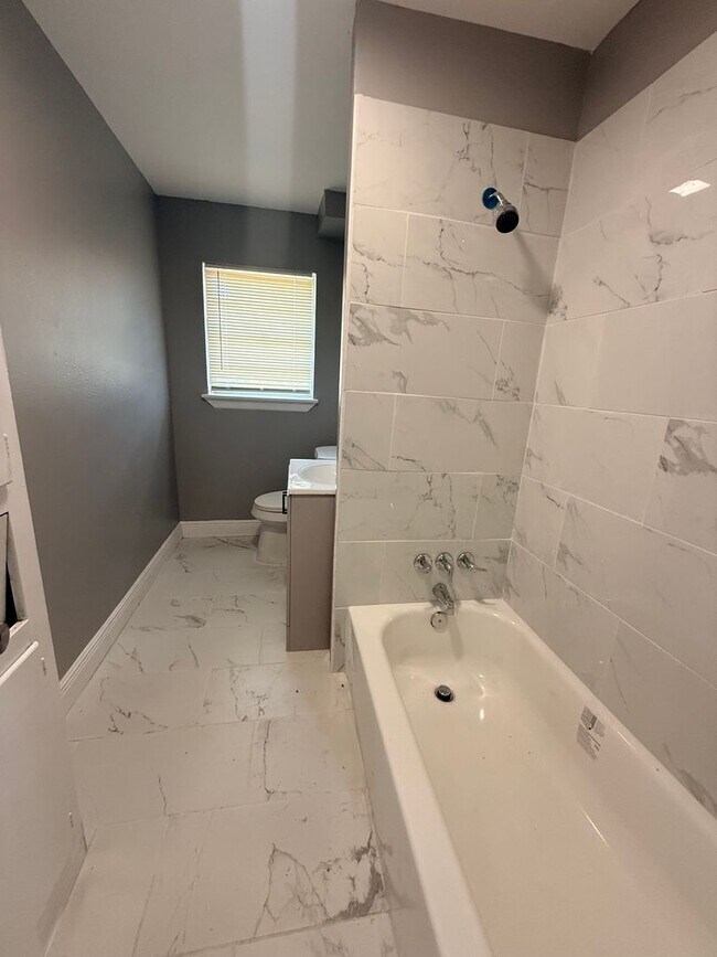 Building Photo - Newly Renovated Property - Family Home