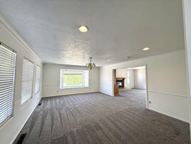 Building Photo - AVAILABLE AUGUST 4TH- RENT - 5 BDRM - 5 1/2 BATH - VIEWS VIEWS VIEWS