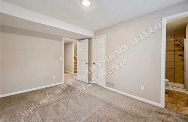 Building Photo - Adorable 3 Bed 2 Bath Duplex in Olathe-coming SOON!!