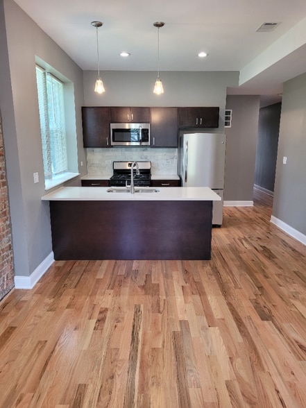 Building Photo - 519 W 65th Pl