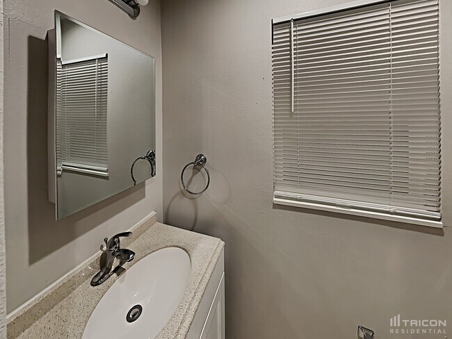 Building Photo - 2258 Lake Dr