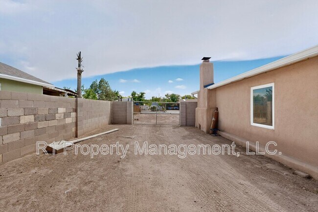 Building Photo - 823 San Lorenzo Ave NW
