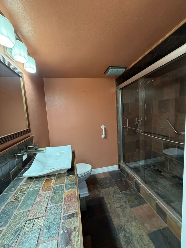 Building Photo - 3 bed, 2 1/2 bath Townhome located in Chat...