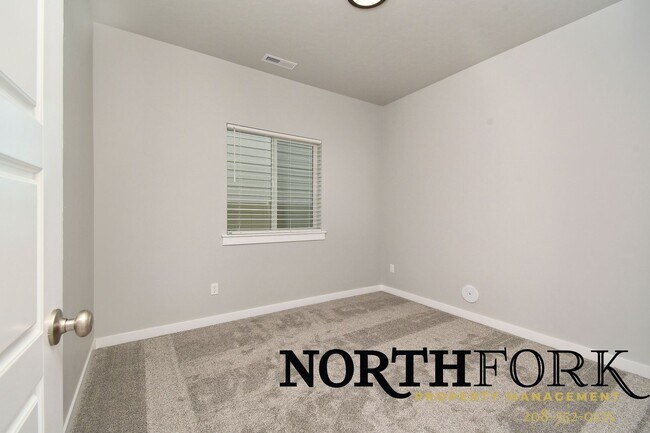 Building Photo - Modern Comfort Meets Meridian Living