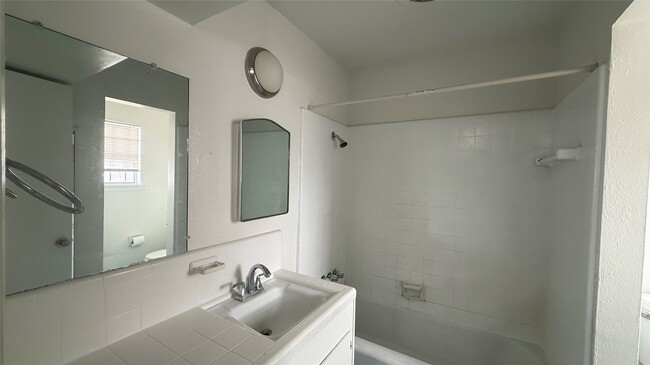 Building Photo - 1906 Binz St