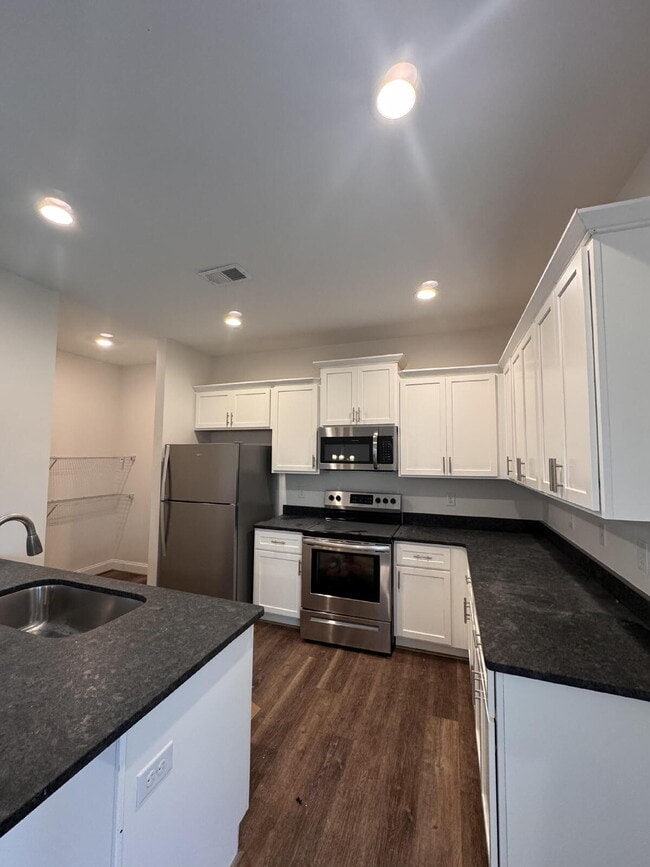 Building Photo - Sign a 12-month lease now and receive the ...