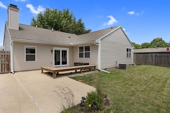 Building Photo - New Rental! 3 Bed, 2 Bath, 2 Car Garage, F...