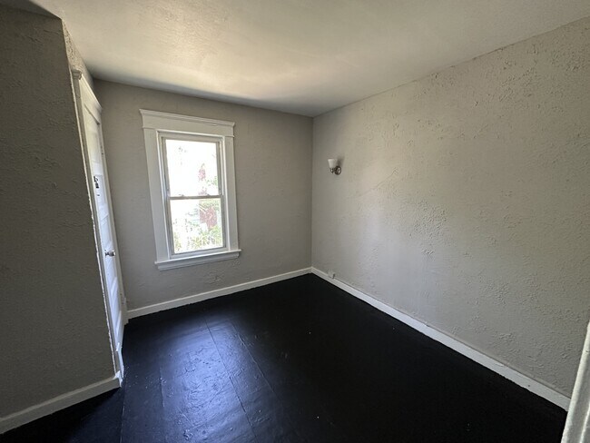 Building Photo - 884 E 150th St