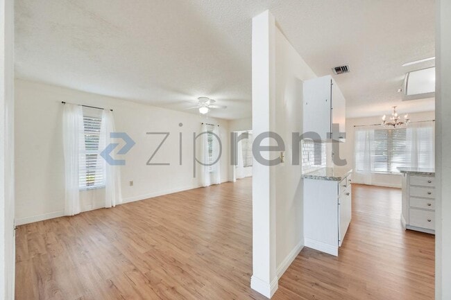 Building Photo - 1624 Whitehead Dr