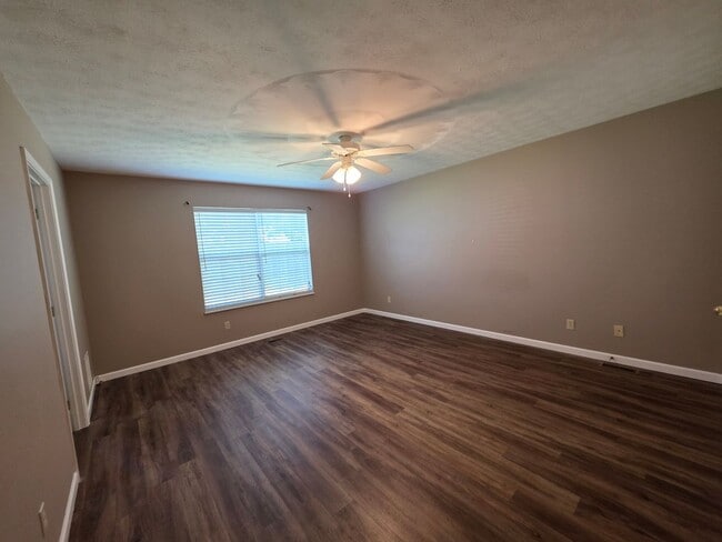 Building Photo - 1012 Willow Creek Cir