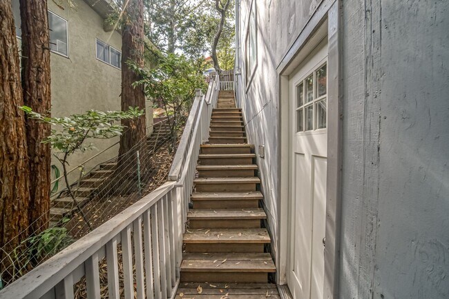 Building Photo - 7099 Pinehaven Rd