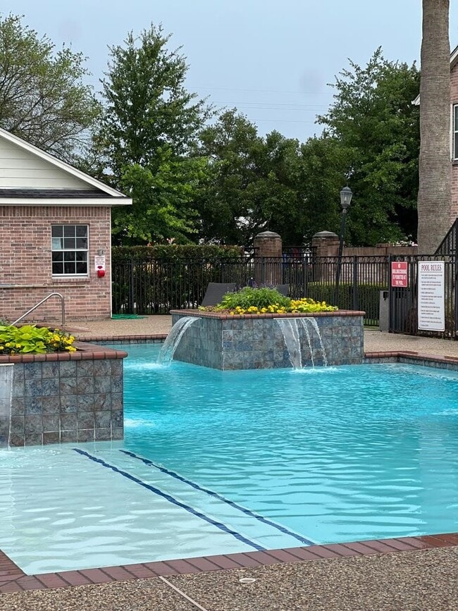 Building Photo - 2865 Westhollow Dr