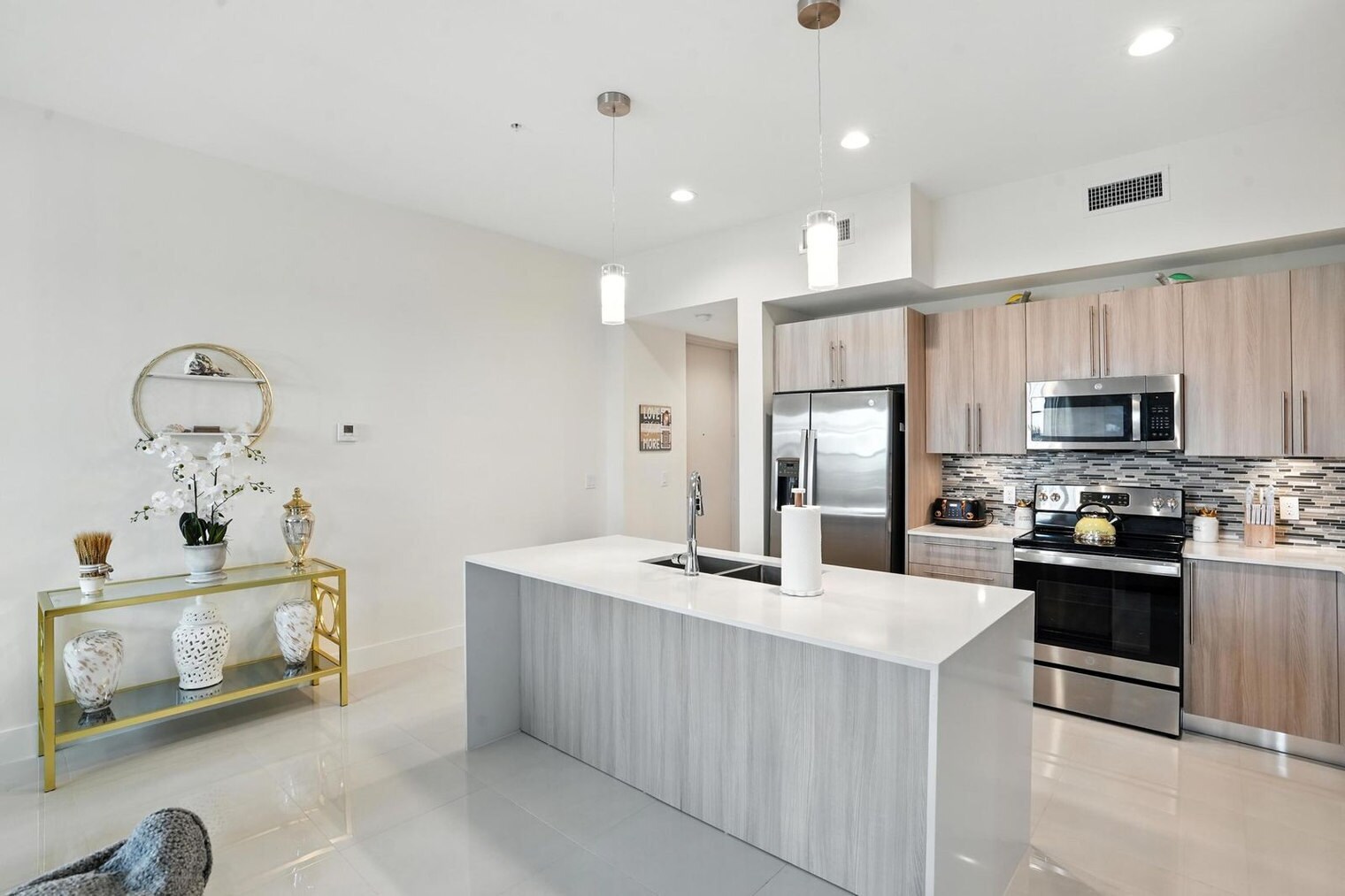 Building Photo - 15900 Royal Pointe Ln