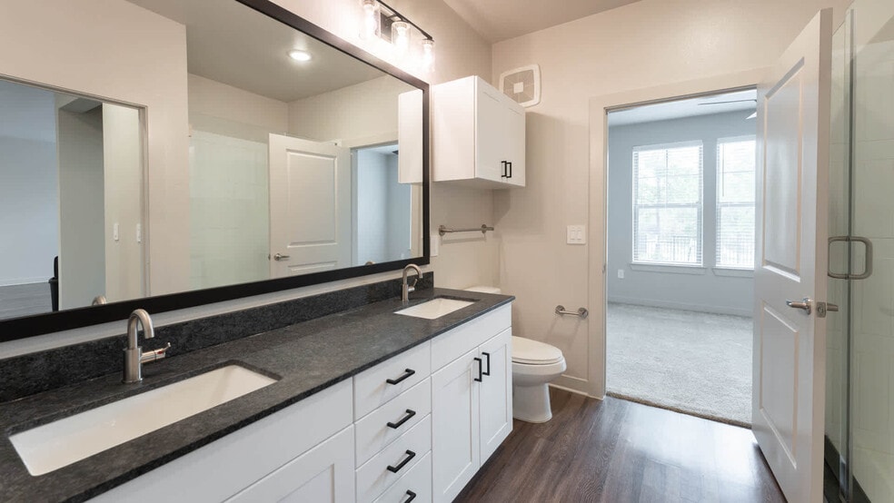 Bathroom - Trailwinds Grapevine