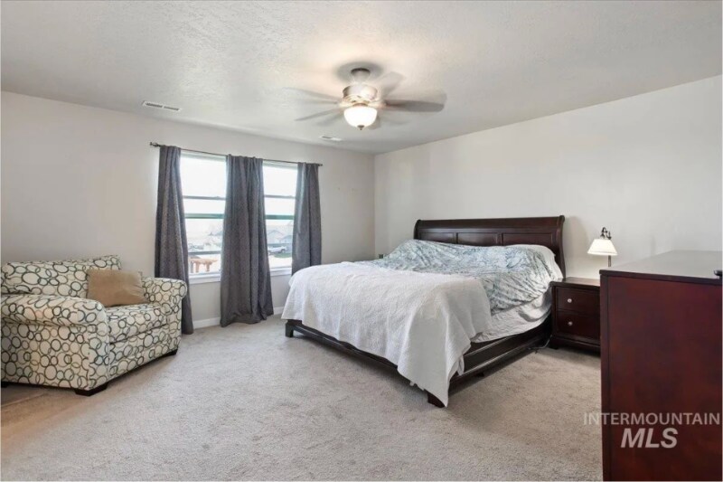 Building Photo - 765 SW Huebert St