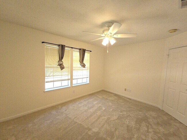 Building Photo - 2502 Fairwind Dr