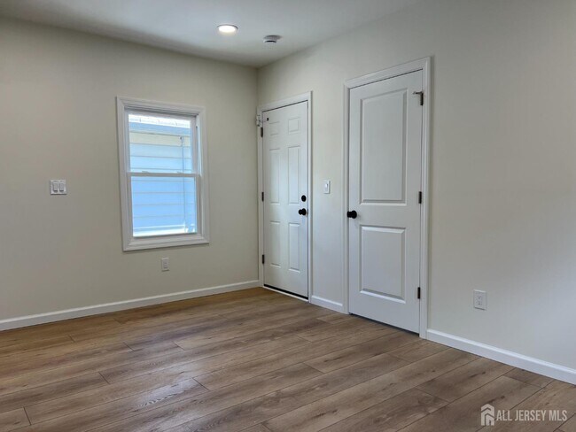 Building Photo - 33 Obert St