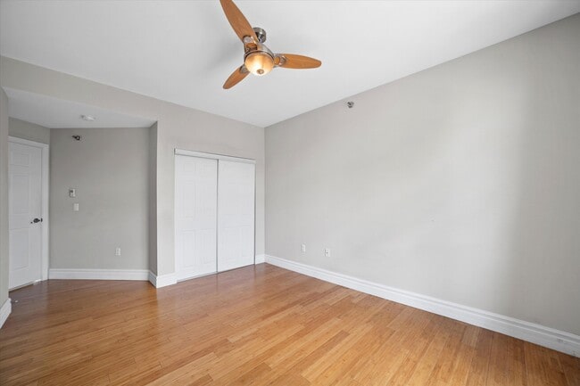Building Photo - 2121 S Kinnickinnic Ave