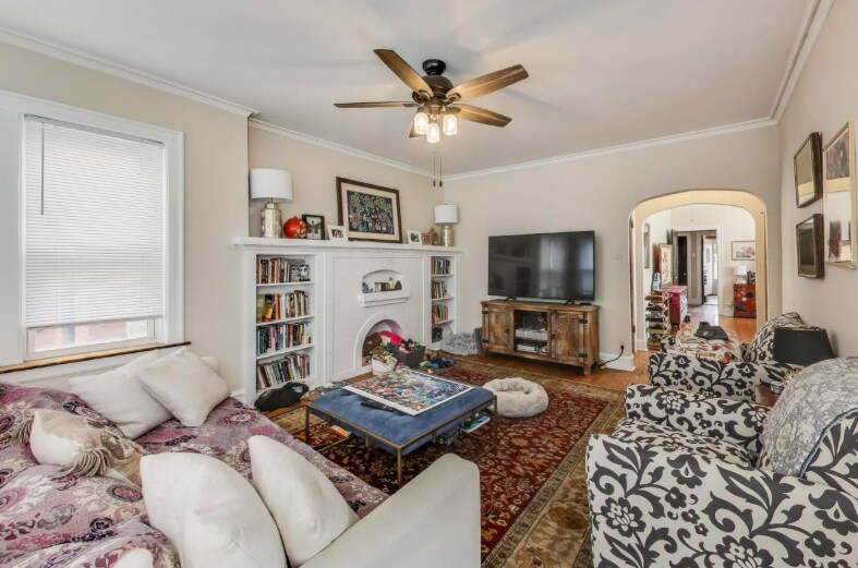 Building Photo - 2433 W Dakin St