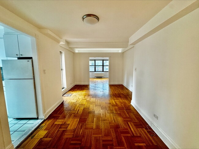 Primary Photo - 140 E 56th St