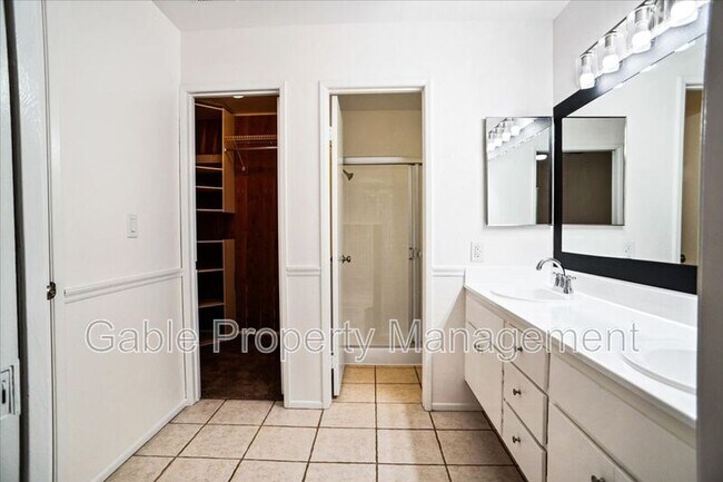 Building Photo - 23633 Del Monte Dr