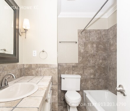 Building Photo - 5521 W 98th Pl