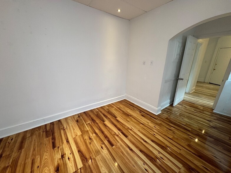 Building Photo - 5809 Hobart St