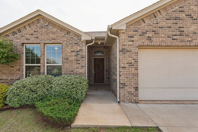 Building Photo - 3 bedroom 2 bath near Paycom!