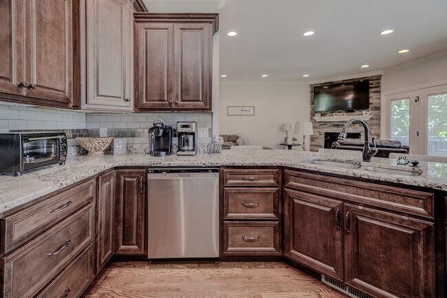 Building Photo - Fully Furnished, Short Term Rental, 1 Mont...