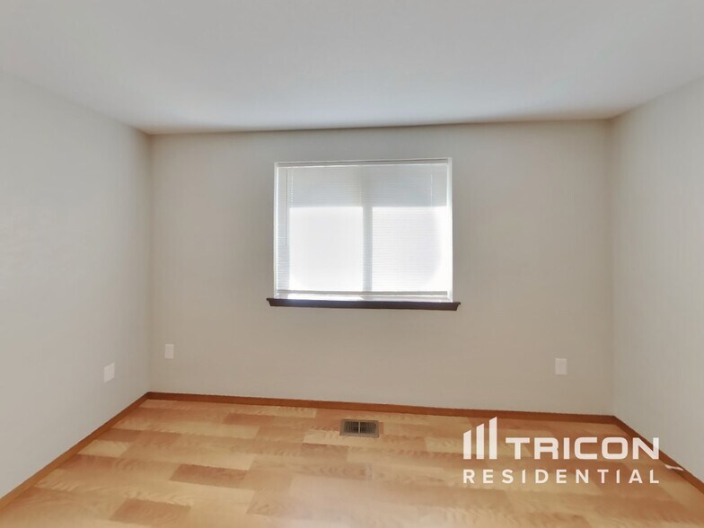 Building Photo - 835 S 76th St