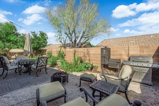 Building Photo - Don't miss out on this super cute 2-bedroo...