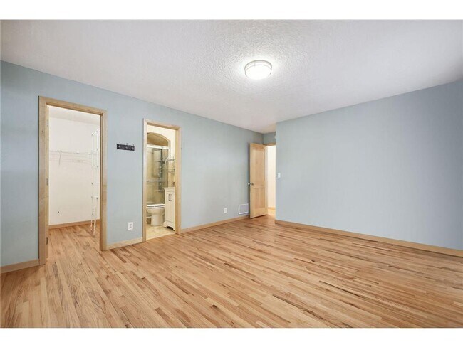 Building Photo - 6802 Cottonwood Ln N