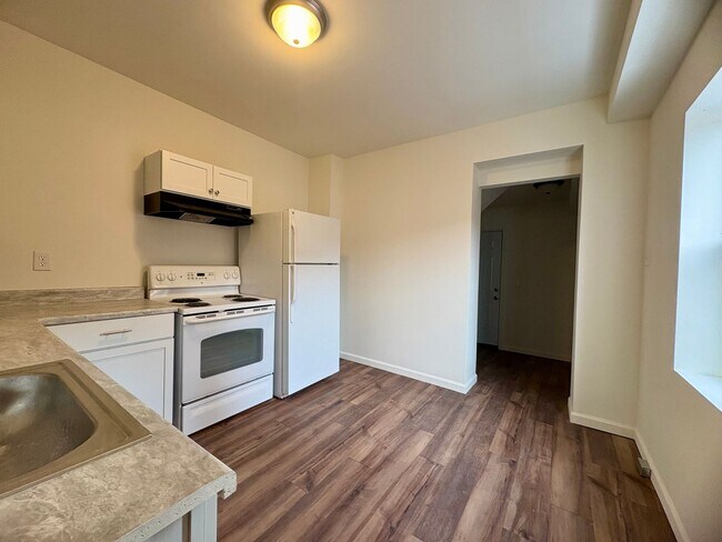 Building Photo - 133 W Maple St