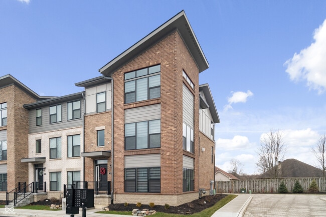 Building Photo - 661 Golborne St