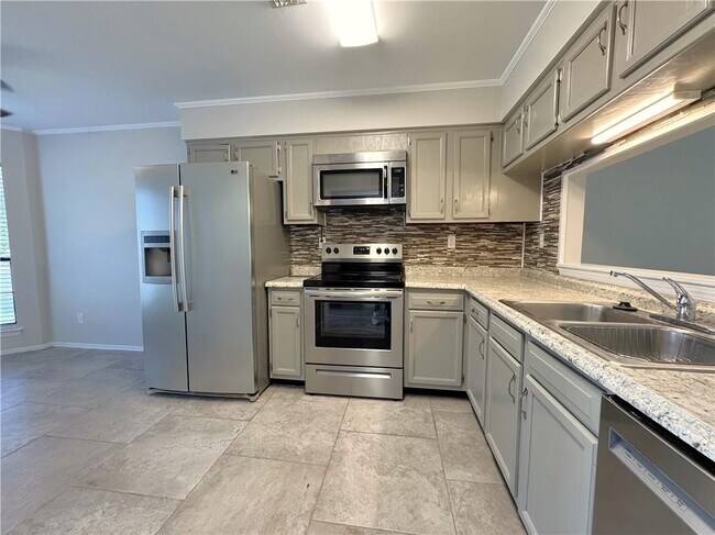 Building Photo - 5900 Grelot Rd