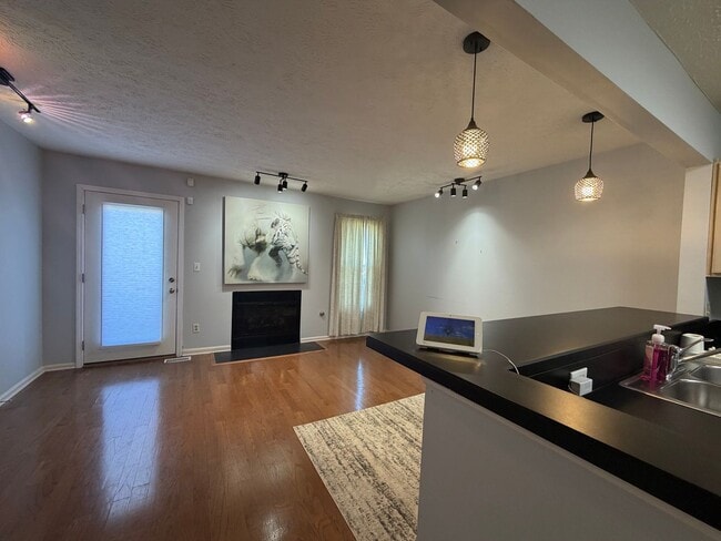 Building Photo - Location, Convenience & Comfort – Steps from Cleveland Clinic!