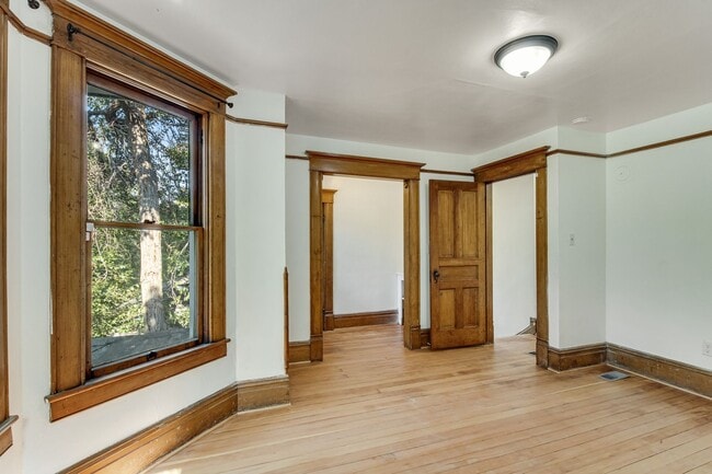 Building Photo - 510 S 14th St