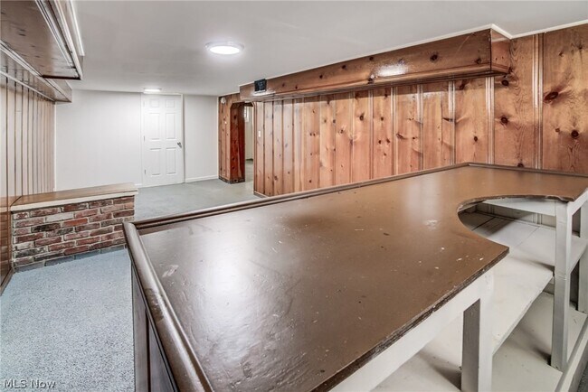 Building Photo - 1343 Victory Dr