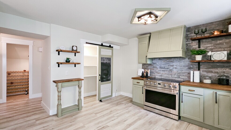 Building Photo - 4033 Lucerne Dr SE