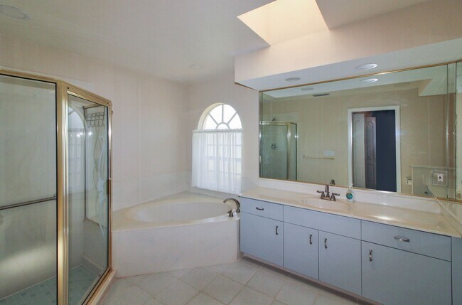 Building Photo - Gulf View Estate Annual Home for Rent