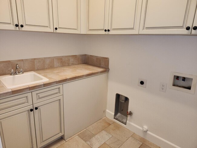 Building Photo - 8420 Lake Shore Dr