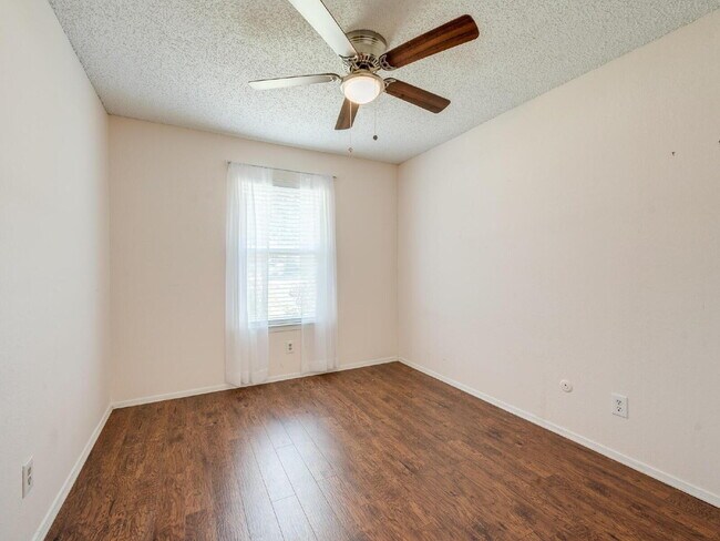 Building Photo - "Charming 3-2 Townhouse Near Shopping, Dining & Entertainment!"