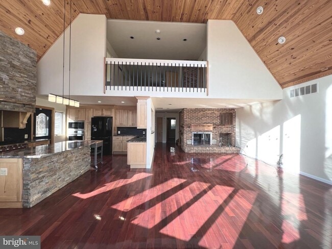 Building Photo - Beautiful 3bd 3bth contemporary A-framed home in the prestigious Eagle's Nest community.