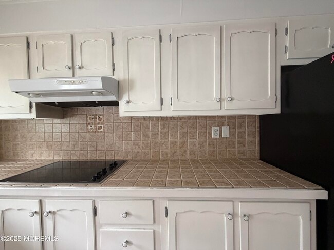 Building Photo - 664D Plymouth Dr