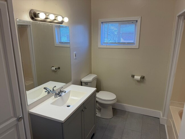 Building Photo - 916 N 10th St