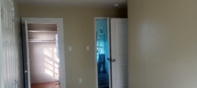 Building Photo - 6 Maple St