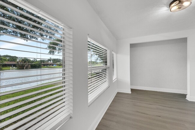 Building Photo - 904 Banks Rd