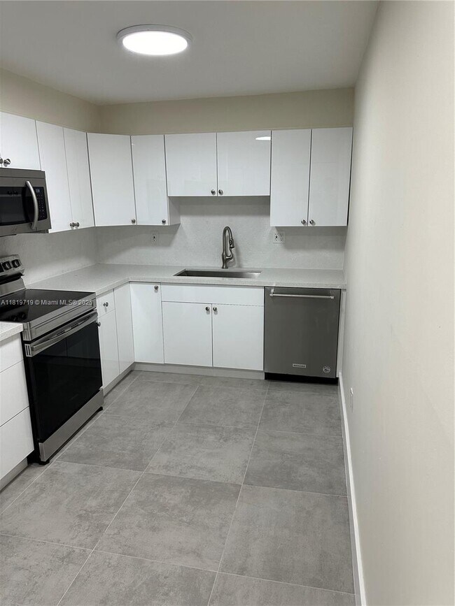 Building Photo - 10090 NW 80th Ct