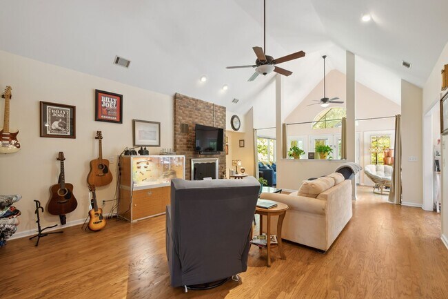 Building Photo - Everything included in rent price!! All ut...