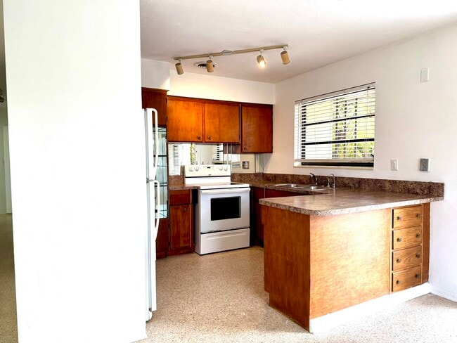 Building Photo - 1121 NE 16th Terrace